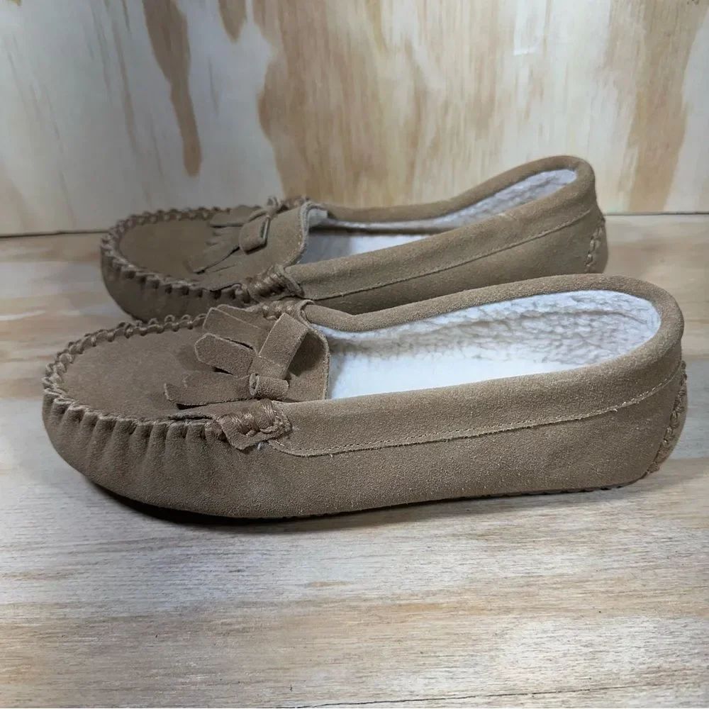 Minnetonka Tan Suede Moccasin Slippers Women’s Size 8
